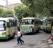 Las busetas se estacionan en plena avenida 4 formando trancones en esta zona.  Alfredo Estévez
