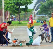 La comunidad y el IMRD, hicieron una jornada de limpieza en canchas y parques en Sevilla. Cortesía