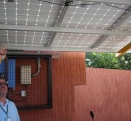 Las celdas solares se ubicaron en uno de los patios del hospital Emiro Quintero Cañizares. En el área se habilitó un parqueadero. El encargado de instalar el sistema fue José Alexander Lázaro. Javier Sarabia