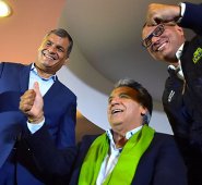 Lenín celebró con sus partidarios en horas de la noche tras conocerse los resultados y recibió llamadas de mandatarios de naciones vecinas. AFP