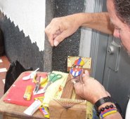 Luis Alberto Bayona Pérez, artista callejero que aprendió el arte de tejer desde niño, observando a los ciudadanos que dejaron ese legado en la Provincia de Ocaña. Javier Sarabia