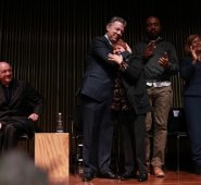 El presidente juan manuel santos, en compañía de varias víctimas, firmó ayer los decretos que ponen en marcha la Comisión de la Verdad y la Unidad de Búsqueda de Personas Desaparecidas. Cortesía