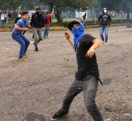 Las principales autopistas que comunican el oeste y este del país con la capital se vieron limitadas por fuertes congestionamientos de vehículos generados por los puestos de vigilancia que instalaron las autoridades. AFP