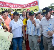 El inspector José Antonio Acevero (último a la derecha), se vio impedido de llevar a cabo a diligencia de cierre de la planta de Terpel. Edinsson Figueroa