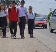 Los estudiantes caminan muy cerca de los vehículos  que van y vienen de La Parada ante la falta de senderos peatonales en la zona.  Angélica Rojas
