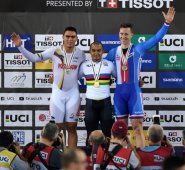 Fabian Puerta posa en el podio tras la final de la prueba del keirin. AFP