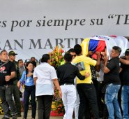 El féretro de Martín Elías en el momento en que era trasladado al cementerio Ecce Homo. Colprensa