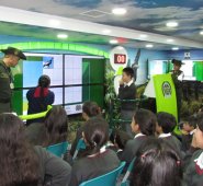 En la plazuela Almeyda se estacionó el bus interactivo ecológico de la Policía para compartir con niños y jóvenes de las escuelas y colegios de Pamplona. Roberto Ospino