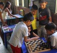 La bibliocasa les presta el servicio de préstamo de libros, asesoría de tareas y juegos gratis a los niños de la comuna 8. Archivo