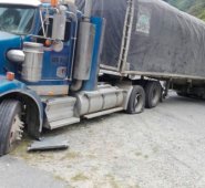Tropas se trasladaron hasta la zona para prestar ayuda a los conductores y retirar los camiones, los cuales fueron orillados para luego cambiarles las llantas. Cortesía