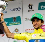 El santandereano Sergio Andrés Jiménez levanta el trofeo que lo acredita como el nuevo campeón de la Vuelta de la Juventud 2017. Cortesía