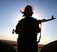 Los servicios de antiterrorismo descubrieron el video, procedente de Oriente Medio en el que se ve a un menor amenazando en nombre del EI. Archivo