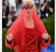 Katy Perry lució un vestido con un velo carmesí creado para ella por John Galliano. AFP