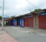Las casetas siguen en desorden. Algunos locales pusieron toldos para cubrir a sus clientes del sol y la lluvia, otros no, por lo que el sector no es uniforme, como se planeó el proyecto de 300 millones de pesos. Edinsson Figueroa