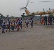 Esta imagen proporcionada por el Comité Internacional de la Cruz Roja (CICR) muestra a algunas de las 82 chicas salvadas Chibok dirigiéndose hacia un helicóptero del Ejército nigeriano, en una base militar en el estado de Borno. AFP