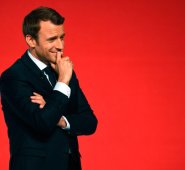 Emmanuel Macron promete ir más allá de los partidos tradicionales, de derechas e izquierdas, para crear una nueva mayoría de centro en las legislativas de junio. AFP