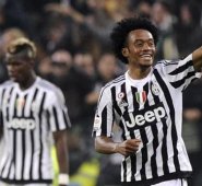 Cuadrado celebra el triunfo con su equipo. AFP