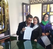 El alcalde de Lourdes, Omar Alexander Dumes Montero, durante la firma del acto administrativo en Bogotá. Lo acompañan la gestora social de Lourdes, Lucy Jacqueline Parra Corredor; la concejal Concepción Gómez y una delegada del Ministerio de Cultura. Cortesía
