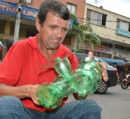 El taller de Henry queda en cualquier esquina donde pueda   estar solo para trabajar. Edgar Cusguen Olarte