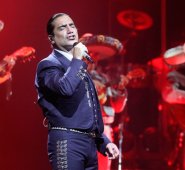 Pareciera que el artista anda perdido en el licor, pero él lo niega todo. Internet