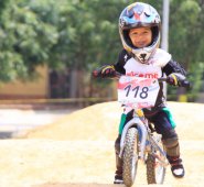 En la pista de BMX del barrio Cañofístolo practica tres veces a la semana. Obando