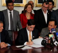 El ministro del interior, Juan Fernando Cristo, radicó ayer el proyecto de reforma electoral que quedó contemplado en el acuerdo de paz y que busca darle una transformación al sistema democrático actual. Colprensa
