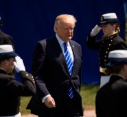 Trump juramentó a una promoción de nuevos cadetes de la Guardia Costera. Este fue su segundo discurso desde que asumió el cargo y se produce en medio de controversias tras el despido del director del FBI. AFP
