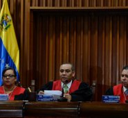 El presidente de la corte, Maikel Moreno (centro), leyó un comunicado en el que acusa a Estados Unidos de querer “tomar control” de la justicia venezolana. AFP