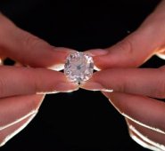 Este fue el anillo que se compró en un mercado de pulgas. AFP