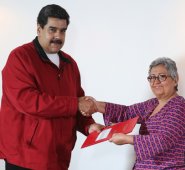 El presidente Nicolás Maduro, le entregó a Tibisay Lucena, quien preside el Consejo Nacional Electoral de Venezuela, la documentación relacionada con la Constituyente. AFP