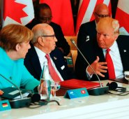 Donald Trump, presidente de los Estados Unidos, quien aparece hablando con la canciller de Alemania Angela Merkel, dijo que se tomará más tiempo para decidir si permanece en el Acuerdo de París. AFP