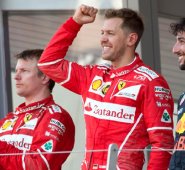 El cuatro veces campeón de la Fórmula Uno fue acompañado en el podio por Kimi Raikkonen y Daniel Ricciardo, de Red Bull. AFP