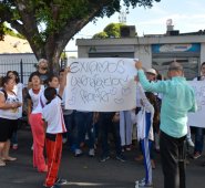 La niña Deisy Alejandra Barrientos padece el síndrome Ehlers Danlos, que le ha generado complicaciones arteriales y digestivas y requiere urgente atención. La Opinión