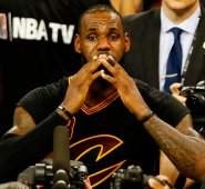 LeBron James es el jugador estrella de Cleveland. AFP