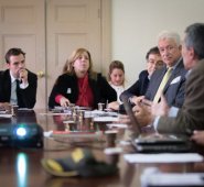 Representantes del Gobierno y del fútbol se unieron para buscar mecanismos que frenen la violencia en los estadios y las agresiones entre hinchas. Colprensa