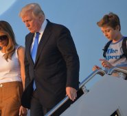 Melania y Barron descendieron las escaleras del avión presidencial al lado de Trump. AFP
