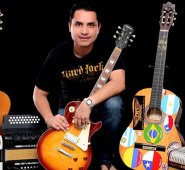 Además de compositor José Luis Rodríguez Pérez toca guitarra y acordeón. Ha concursado en el Festival de la Leyenda Vallenata en Valledupar. Cortesía