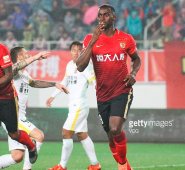 Jackson Martínez (Guangzhou Evergrande). El depredador 'cafetero' llegó a China en 2016 procedente del Atlético de Madrid por una suma de 42 millones de euros, con una gran reputación y después de haber rechazado ofertas de la Premier League. Pero mientras el Guangzhou brillaba en la Superliga, el delantero de 30 años sufrió para adaptarse al fútbol chino, aunque estuvo lastrado por una lesión. De hecho ya existen rumores sobre su posible salida del fútbol chino. Archivo