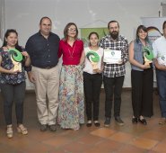 Los ganadores, Jessica Palencia y Jonathan Colmenares (centro), junto a los innovadores que quedaron en segundo y tercer lugares. También aparecenel director de Corponor, Gregorio Angarita, y la directora de Proempresas, Mónica Fonseca. Juan Pablo Cohen