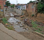 Los trabajos de canalización terminaron, pero aún falta 400 metros para terminar con el problema del caño en el barrio Carlos Pizarro. Mario Caicedo