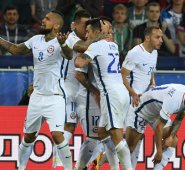 Los jugadores chilenos le reclaman al árbitro eslovaco Damir Skomina por haberles anulado una anotación, luego de revisar el video de asistencia. AFP