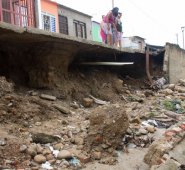 Bajo el pedazo de calle hay un hueco, que dicen los vecinos, se ha convertido en un foco de inseguridad. Mario Caicedo