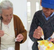 En las imágenes se aprecia cómo Pedro Granados, María Angustia Mendoza y otra asistente no identificada pegan en tela y sobre papel. Roberto Ospino