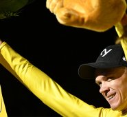 "Es una sorpresa muy bonita. No pensaba recuperar el maillot amarillo en una etapa así", dijo el británico. AFP