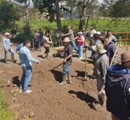 Las comunidades de la zona rural se unieron para aportar la mano de obra y mejorar las carreteras que los comunican con el sector urbano y las centrales de abastos. Cortesía