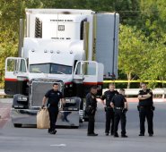 Varios policías junto al remolque donde fueron halladas ocho personas muertas, en el estacionamiento de una tienda Walmart en San Antonio. AP