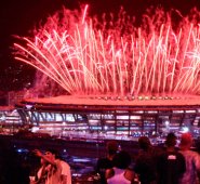 En las favelas de Río de Janeiro, las personas disfrutaron la inauguración de los Juegos Olímpicos 2016, en el estadio Maracaná. AP