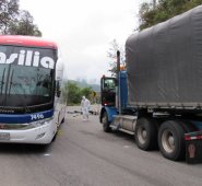 Al parecer, el motorizado intentó sobrepasar el tractocamión e impactó de costado con el autobús. La Opinión