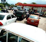 Hasta 6 horas en las filas duran los usuarios para abastecerse combustible. Eylin Cardozo
