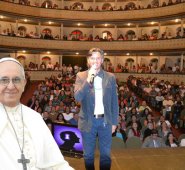 El cucuteño Juan Manuel Correal dicta conferencias y da su testimonio de vida. En la gráfica aparece en el Teatro Colón de Bogotá. Cortesía